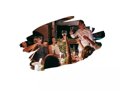 Participants partageant leurs photos et clips pendant une soirée d'entreprise interactive