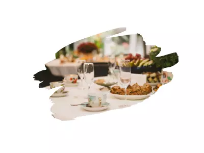 Salle décorée pour une soirée d'entreprise à Genève avec ambiance digitale et networking