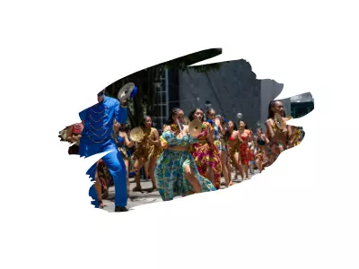 Spectacle déambulatoire avec musiciens et danseuses dans la rue