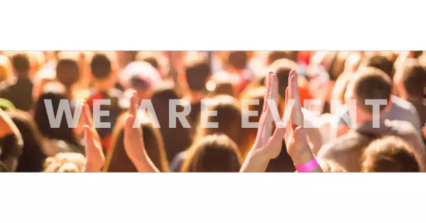 Animation artistique lors d’un événement avec artistes professionnels et public émerveillé