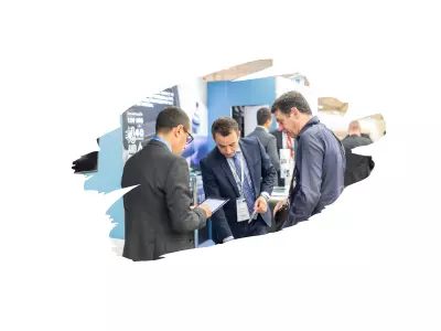 Animation portes ouvertes en entreprise avec visiteurs et équipe