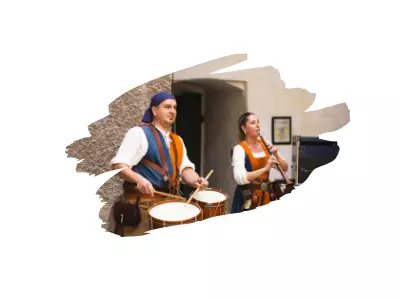 Musiciens médiévaux en costume d'époque animant une fête médiévale